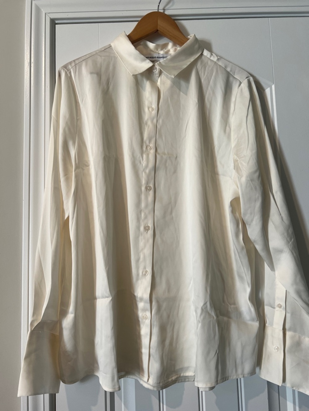 Amazon Essentials Women's Regular-Fit Satin Button-Down Blouse